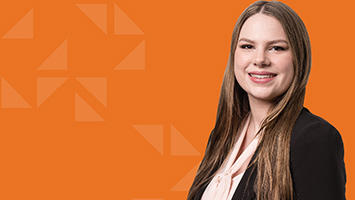 Public sector employee Elise, Graduate Officer